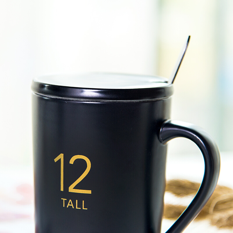 亿嘉IJARL 创意陶瓷马克杯情侣咖啡杯牛奶杯带盖带勺办公杯水杯子 12盎司亚光黑