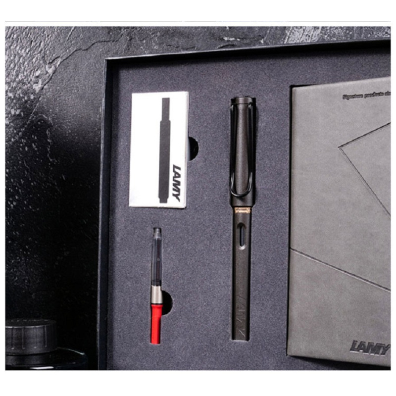 凌美(LAMY) Safari-狩猎者笔记本套装 钢笔/笔记本/专用盒/吸墨器/墨胆/手提袋 0.5F 单套价格