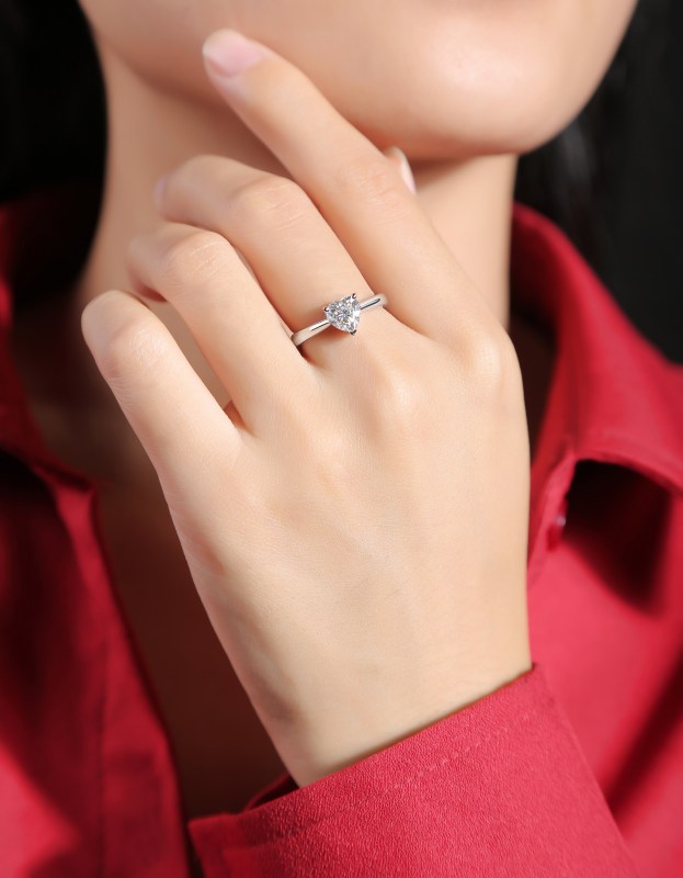 玖钻珠宝 925 银莫桑石戒指 爱心钻戒点心光壁时尚钻戒女款R13335高清大图