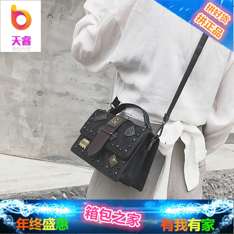 港风包包女2018新款秋冬款 斜挎包铆钉徽章小方包复古手提单肩包