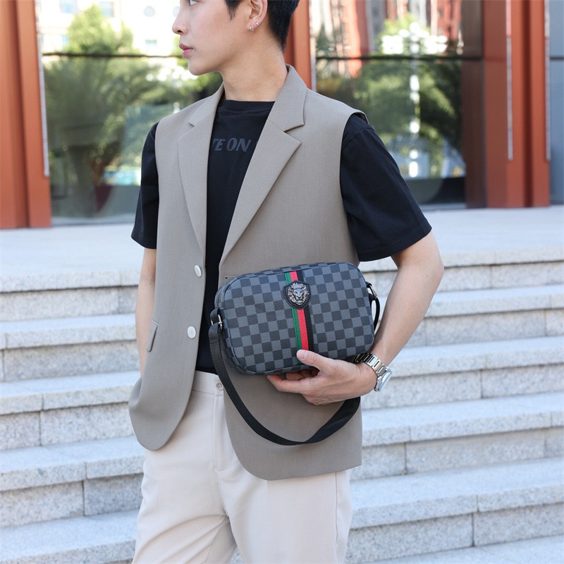 苏宁宜品户外单肩斜挎经典格纹单肩实用单肩包高清大图