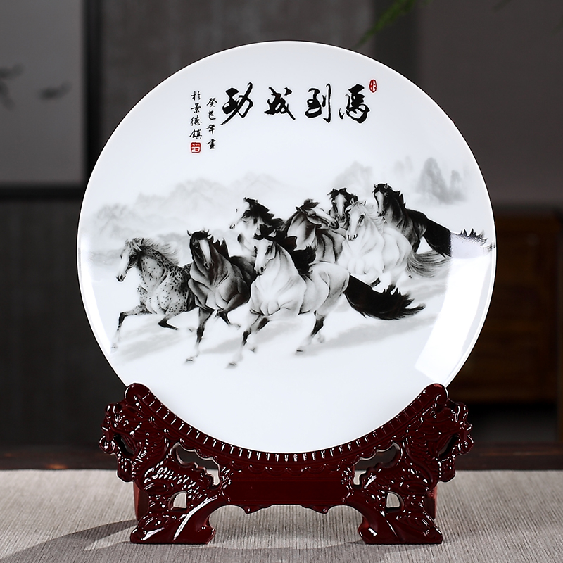 马到成功陶瓷子摆件家居家博古架摆设酒柜办公室客厅工艺品 三维工匠 三羊开泰盘子+龙头架高清大图