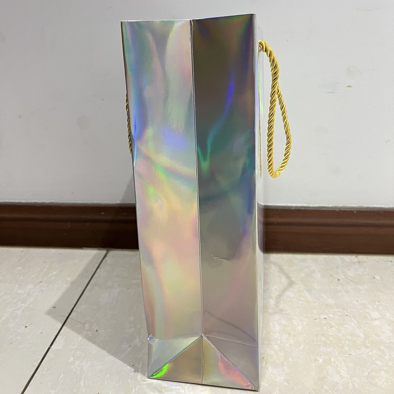 中锐智采 白卡定制手提袋 横款 材质:250克白卡 印刷工艺:四色一专印刷 是否覆膜:哑膜 尺寸:340*240*100