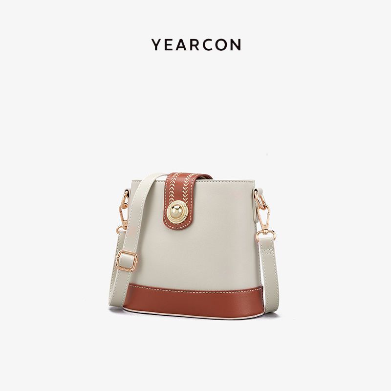 意尔康包包女斜挎包上班通勤潮春夏时尚单肩包休闲水桶百搭小包浅杏