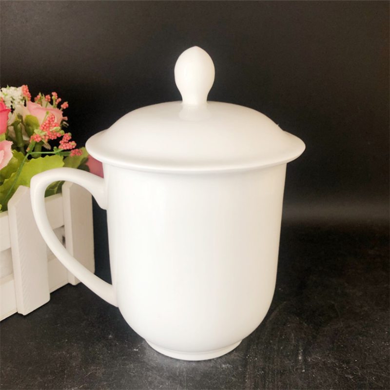纯白带盖陶瓷茶杯