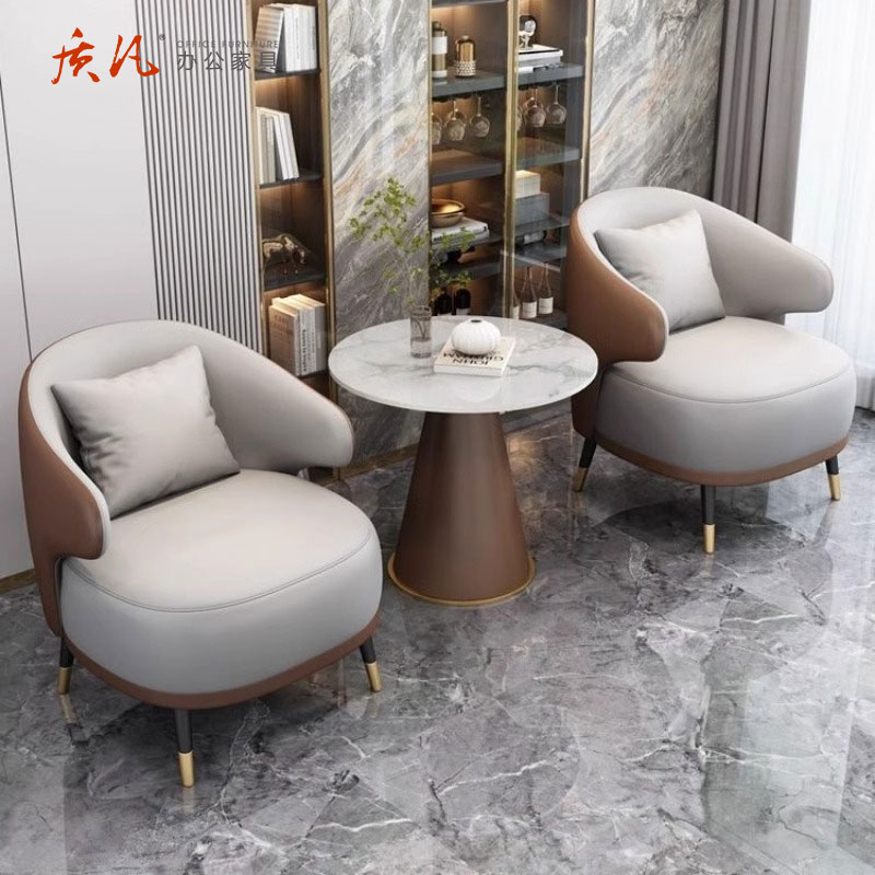 质凡皮艺休闲单人小沙发休息区酒店房间商务会客洽谈桌椅组合 一桌三椅高清大图