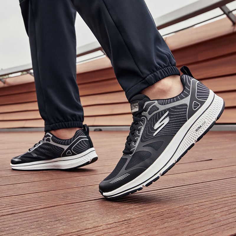 斯凯奇(Skechers)男款减震跑鞋轻便透气网布休闲运动鞋220035 黑色/白KW 41