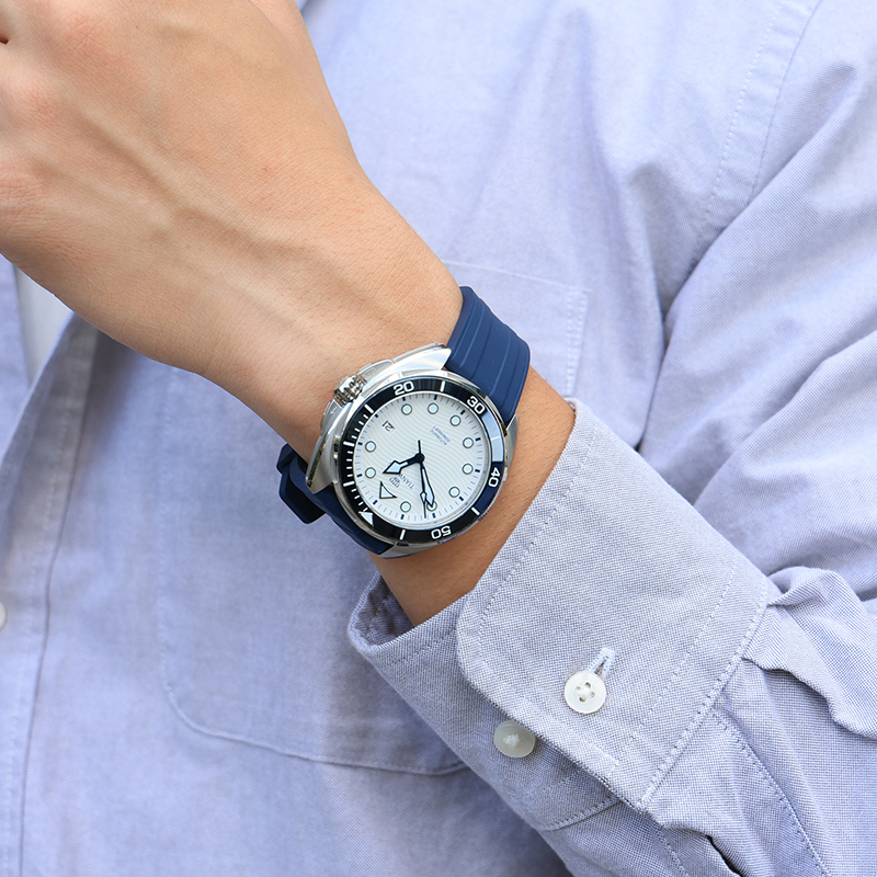 [200米防水]天王蓝鳍系列专业防水游泳新款男士机械手表201392高清大图