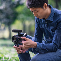 索尼(SONY)FDR-AX60 家用/直播4K高清数码摄像机 DV/摄影/录像 5轴防抖 Vlog 手柄+麦克风拍摄套装 礼包版