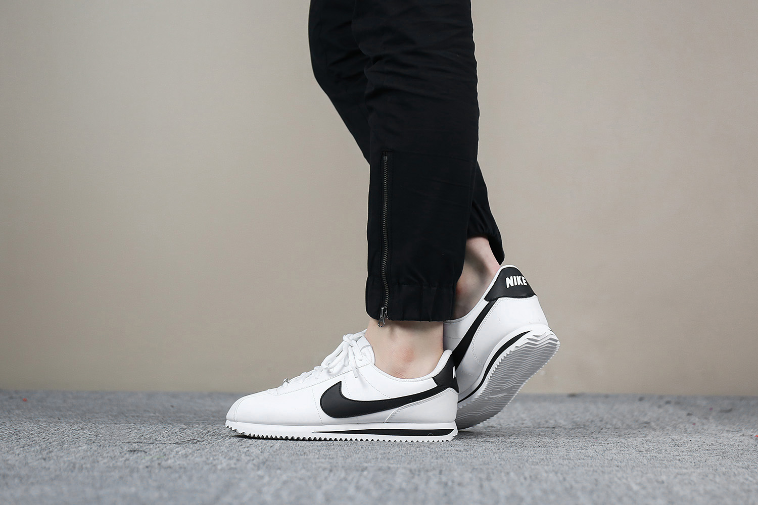 耐克（NIKE）女鞋运动鞋跑步鞋时尚复古轻便耐磨休闲鞋 904764-101 904764-102白黑/简约时尚 37.5