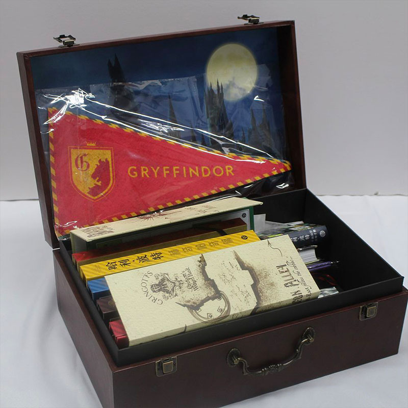 哈利波特魔法宝箱随书赠皮箱 藏书卡 导览册 电影票根 纪念章等>800