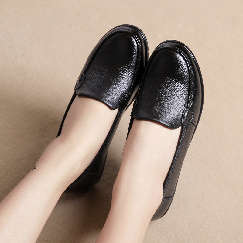女单鞋妈妈鞋中老年休闲平底女皮鞋软底老年中年女鞋春秋