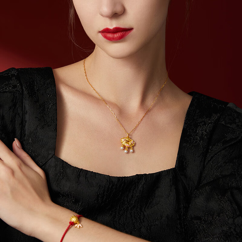 周大福soinlove蜜粉金十里红妆系列黄金珍珠锦鲤平安锁金锁吊坠vr1202