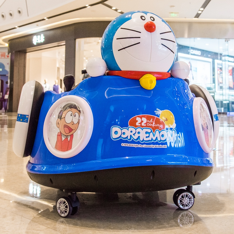 哆啦a梦儿童车电动四轮摇摇车宝宝小孩遥控玩具汽车可坐人摩托车视频