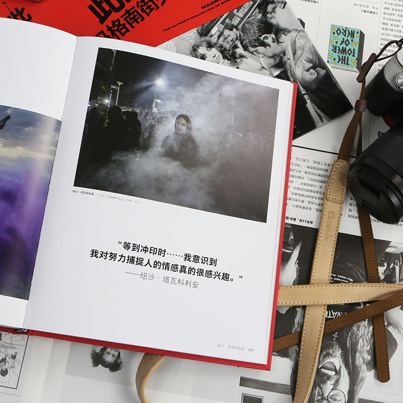 [正版]赠亚克力立牌夹《此时此地:玛格南街头摄影经典》国际摄影机构稀有作品集,数十位国际摄影大师,超过300幅精选照片高清大图