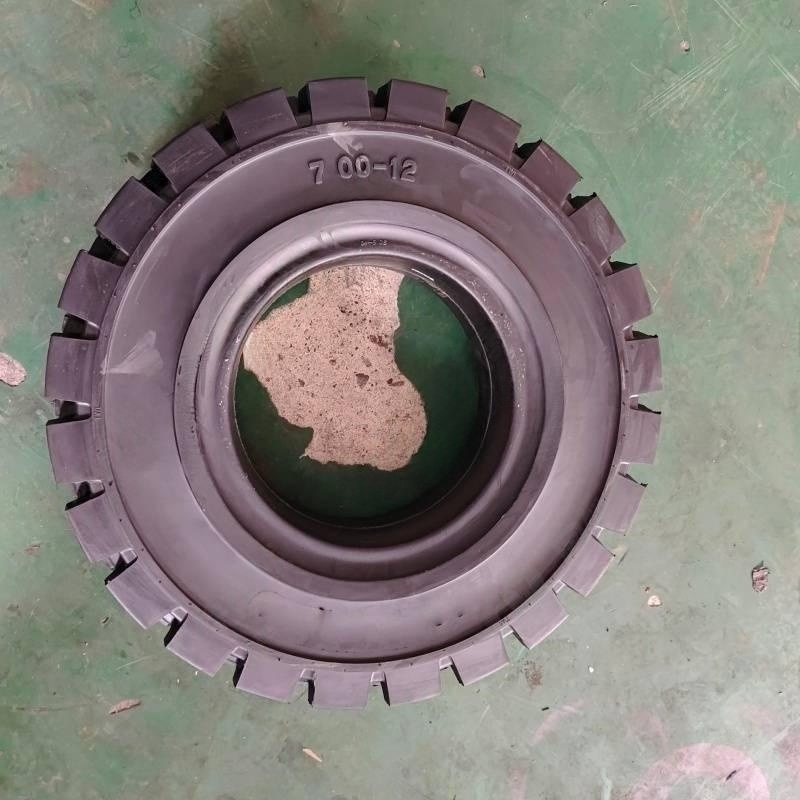 祝鑫 实心轮胎带6孔轮毂 700-12 套高清大图