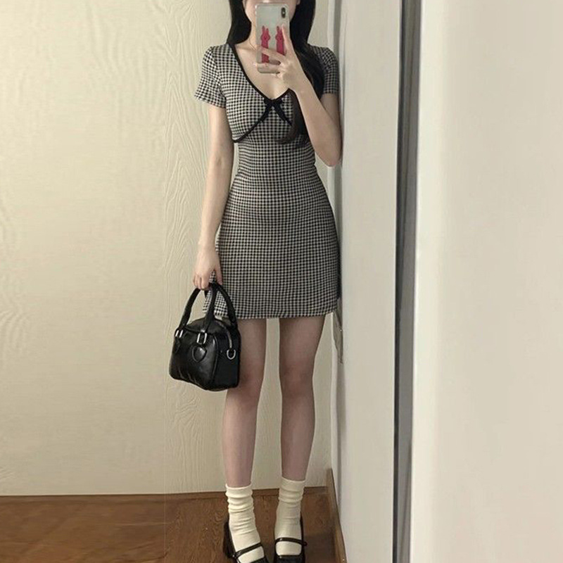 法式v领蝴蝶结格纹连衣裙子女装夏季新款纯欲风辣妹收腰包臀短裙