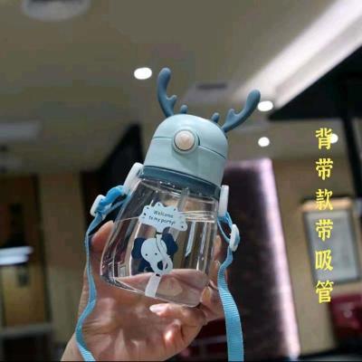 儿童水杯带绳子学生吸管杯大容量吸管塑料吸管男女学生防摔便携杯 成峰背带款硅胶鹿角蓝400ML 官方标配