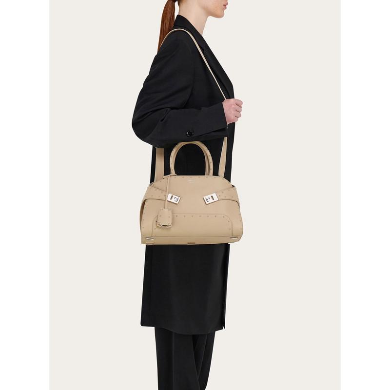 Ferragamo女士手提铆钉中号真皮链条斜挎包