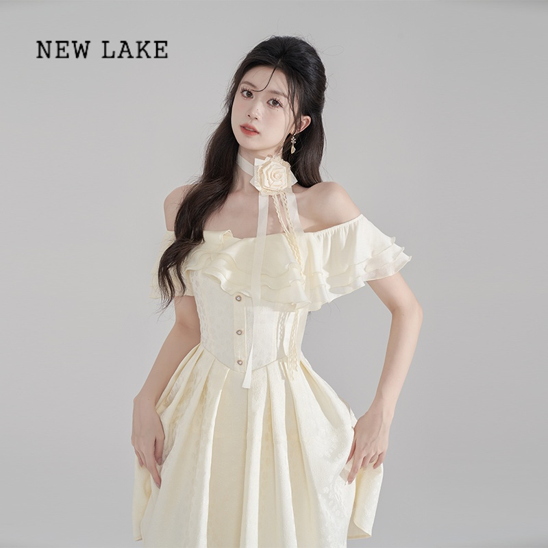 new lake一字肩荷叶边白色连衣裙女夏季高级感收腰露肩a字裙甜美公主