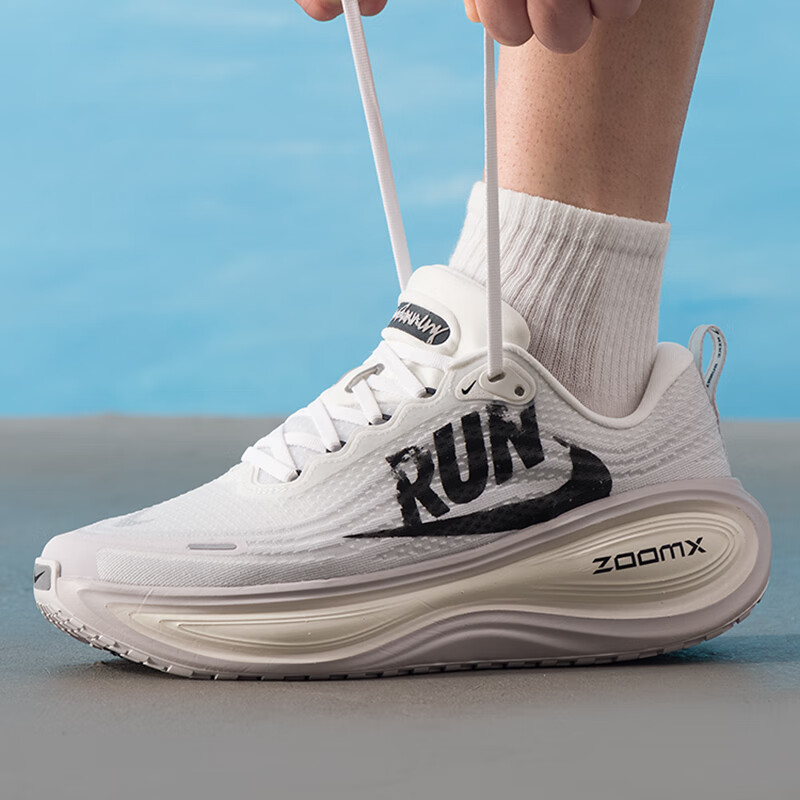 耐克(NIKE)男鞋 新款VOMERO PLUS减震马拉松竞速鞋透气网面鞋跑步鞋男 IH2268-100 白/黑色 41码