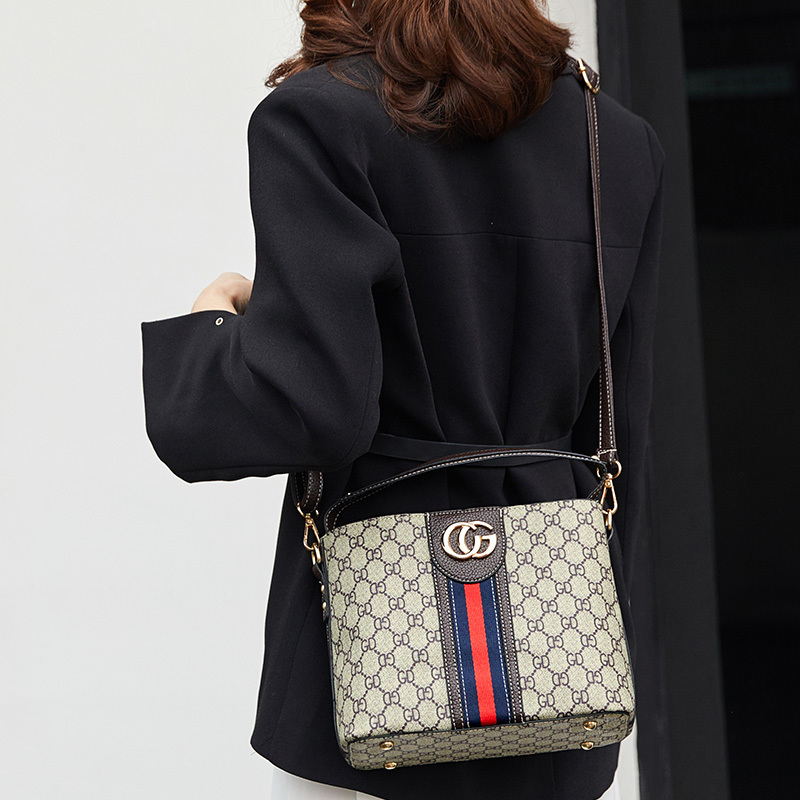 包包女2019新款潮欧美时尚单肩斜挎包宽肩带水桶包百搭大容量手提女包今年流行高级感女士包袋