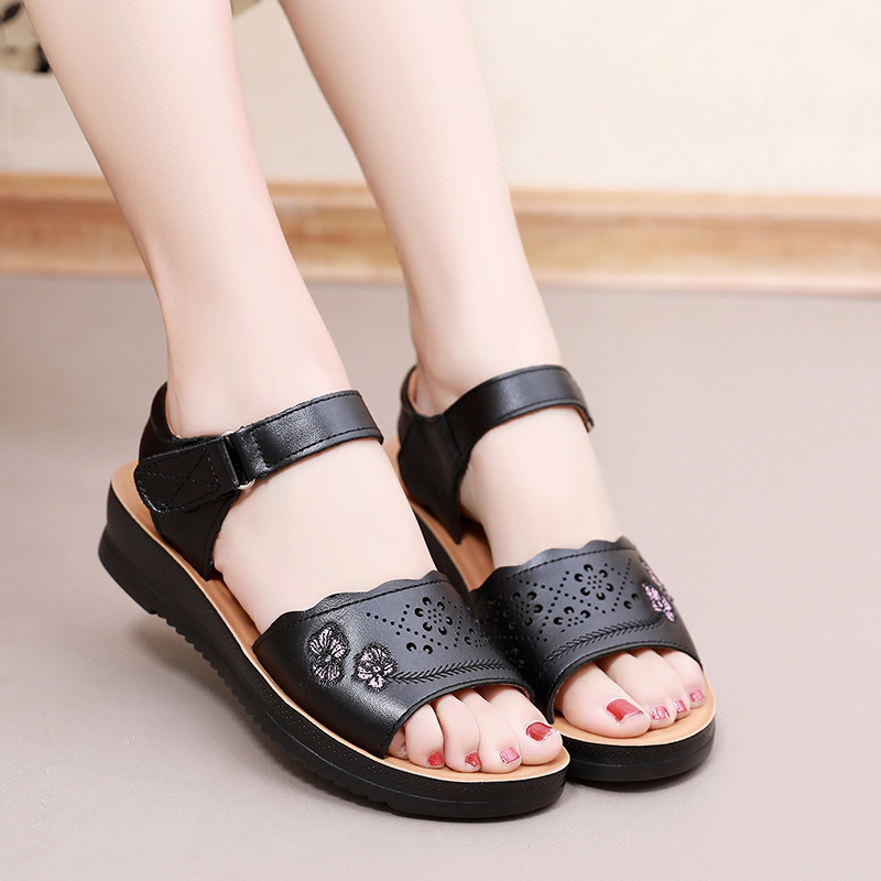 新款牛皮妈妈凉鞋舒适镂空软底中老年妈妈皮凉鞋厂家直销