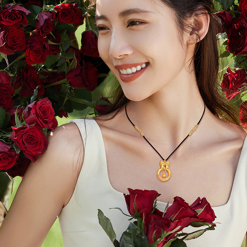 梦金园在逃公主蝴蝶结编绳项链平安扣黄金套链金箍圈黄金转运珠铃铛