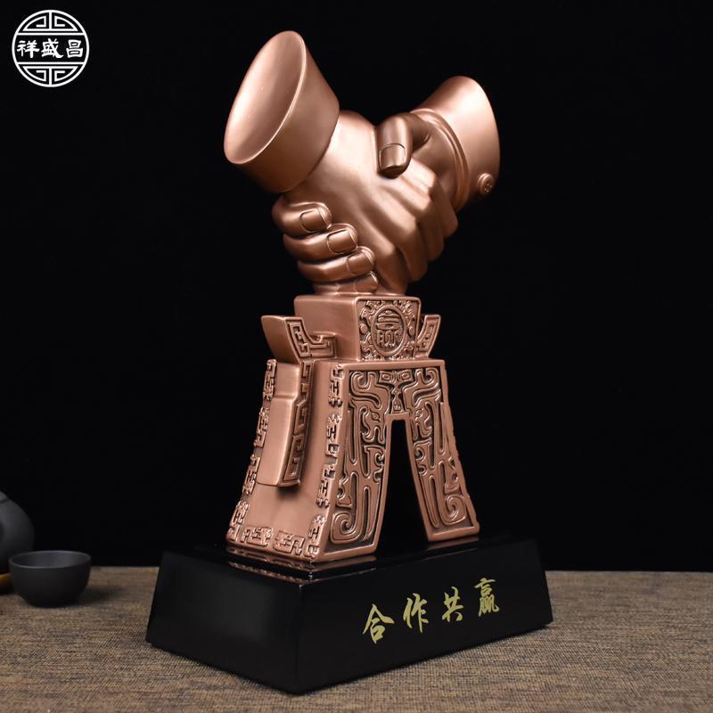 美帮汇合作共赢摆件握手办公室书架柜创意工艺装饰商务公司开业礼品定制