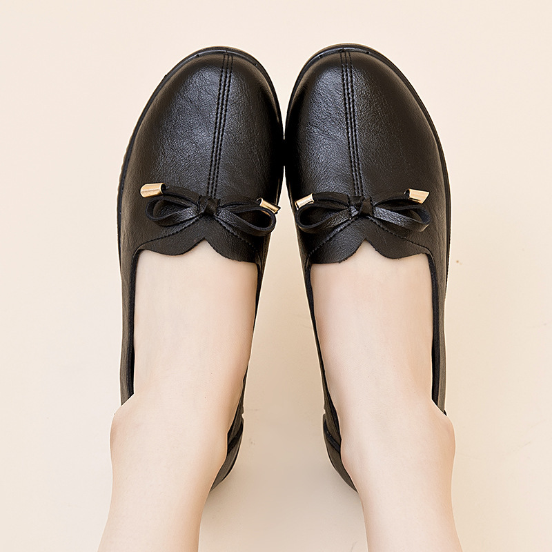 春秋季妈妈鞋软底舒适单鞋中年老人奶奶皮鞋平底防滑中老年人女