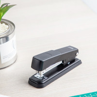 得力(deli)经济型金属材质订书机(24/6或者26/6钉型)黑色0426JM