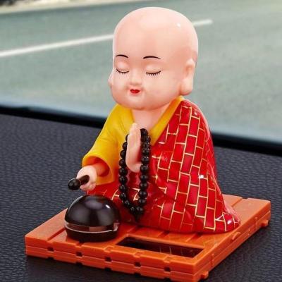 新品太阳能汽车摆件小和尚敲木鱼念经摇头创意装饰用品车内饰品小和尚