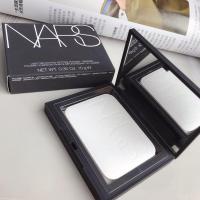 纳斯(NARS) 裸光肌透明色蜜粉饼10g 控油粉饼 散粉定妆遮瑕 提亮肤色 细致毛孔 新版裸光肌蜜粉饼10g