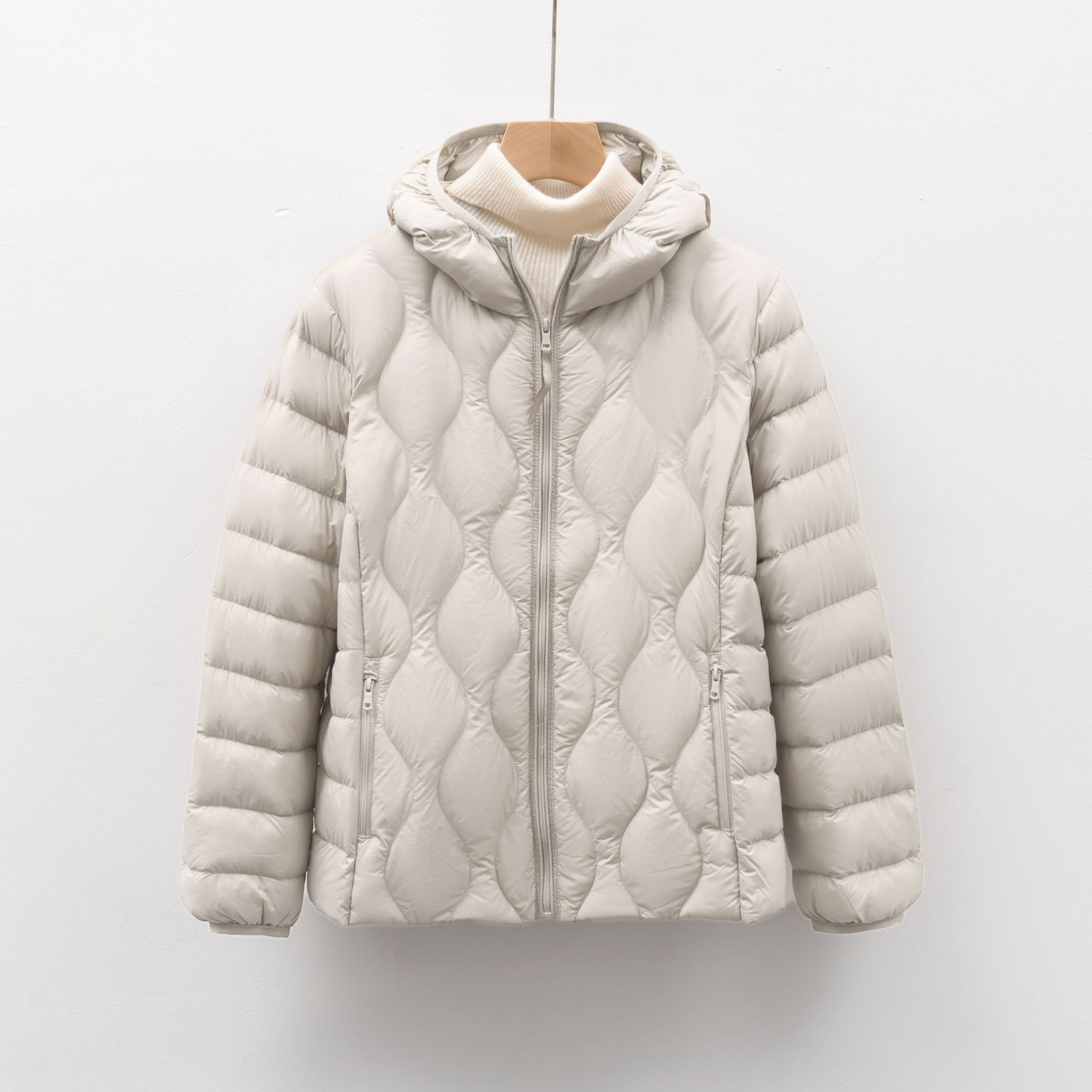 90绒新国标女装秋冬新款轻薄羽绒服波浪纹女式带帽外套 米白色 L