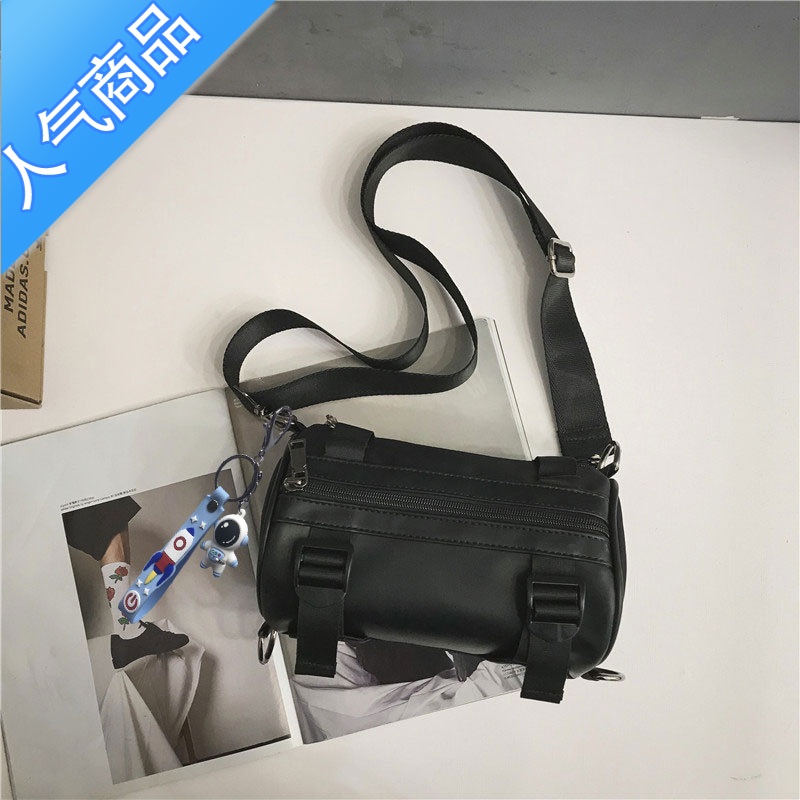 封后休闲潮牌男士斜挎包运动单肩包ins日系网红女嘻哈蹦迪迷你小圆包 黑色带太空人挂件