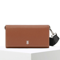 预订 BURBERRY 博柏利 粒纹皮革钱夹(含可拆式背带)斜挎包 8025532