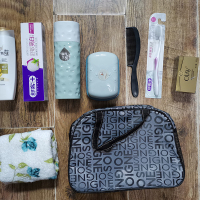 洗漱包套装(洗发露,牙膏,刷牙杯,牙刷,香皂盒,香皂,梳子,毛巾)