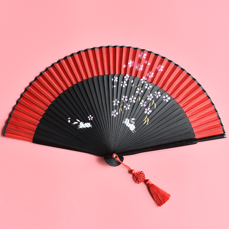 这是一款非常精美的小风扇,采用优质的环保塑料材料制作而成,使用起来