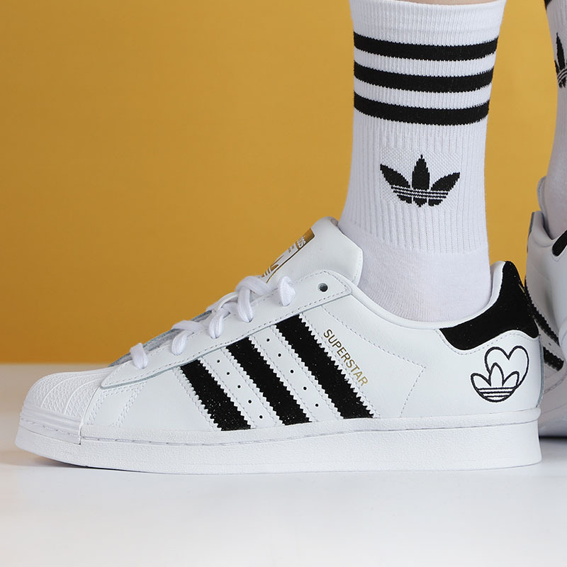 阿迪达斯女鞋三叶草情人节爱心贝壳头板鞋休闲鞋fy4755