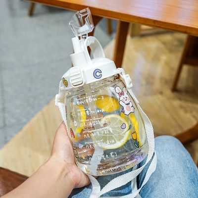 吸管塑料水杯高颜值ins女学生儿童杯子简约可爱女士超大容量水壶 圆扣杯子白1300ml+吸管+背带绳 大肚杯+卡通目标贴