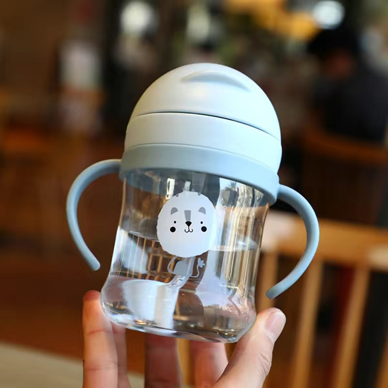 卡通儿童背带水杯防摔带刻度吸管杯咬吸防呛水杯幼儿园宝宝喝水杯天
