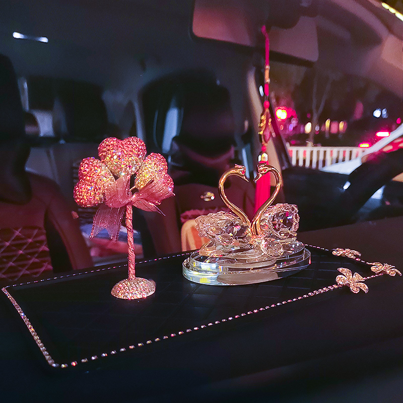 敬平车内饰品摆件汽车车载香水座式女漂亮车上装饰用品水晶女红色天鹅