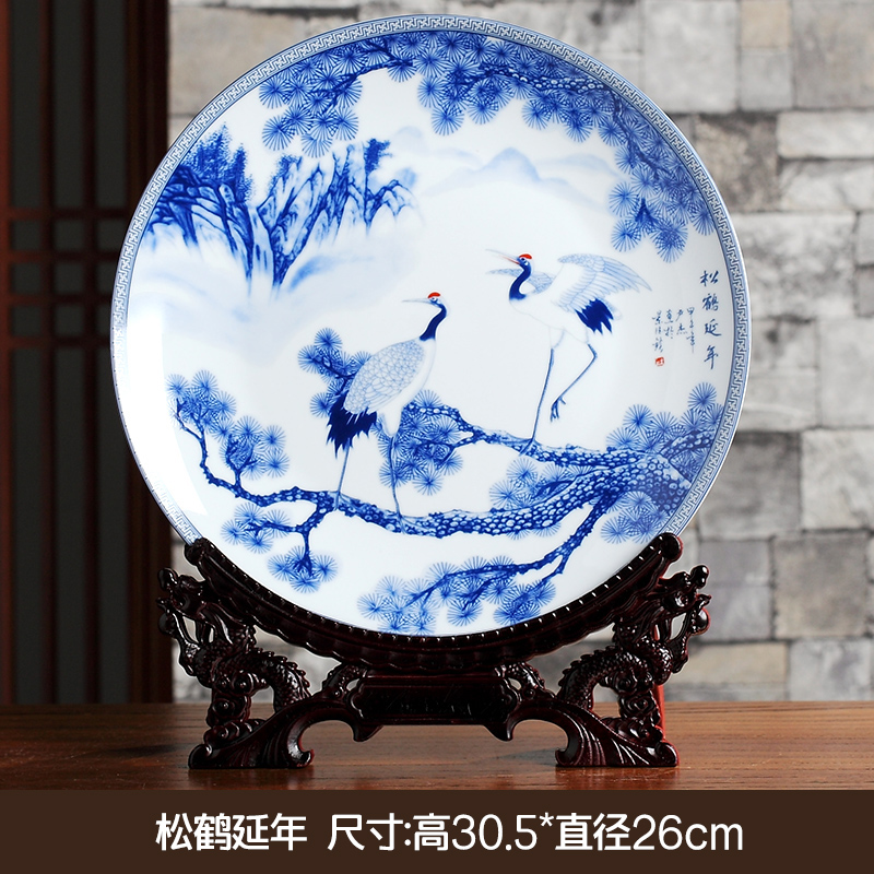 青花瓷装饰盘子陶瓷器摆件景德镇工艺品创意家居酒柜博古架配花瓶 三维工匠 青花松鹤延年瓷盘+龙头架高清大图