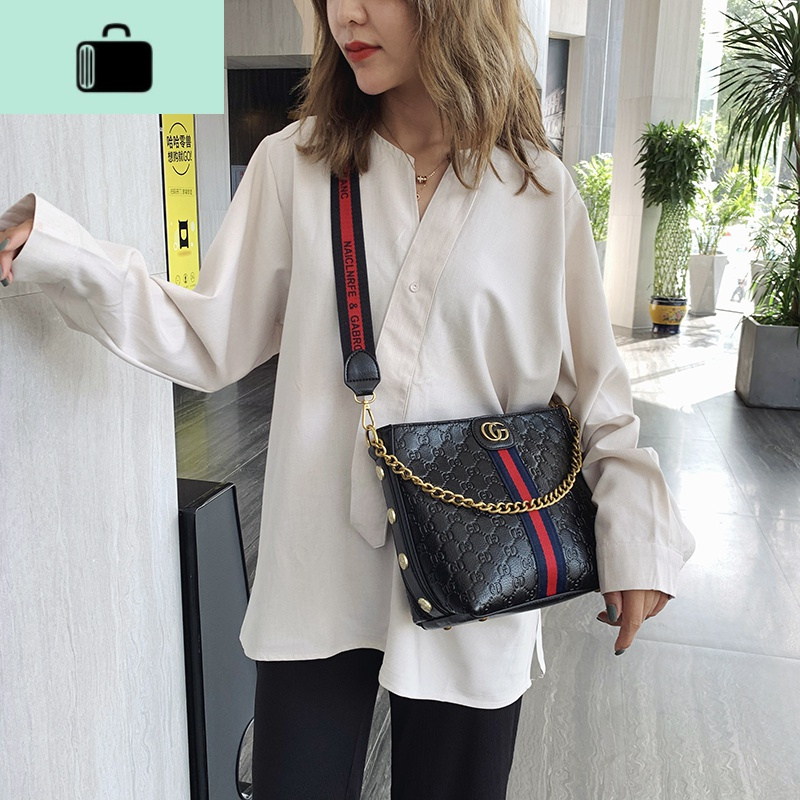 包包女包新款2020时尚百搭潮流宽带水桶包女士单肩包斜挎包小包潮NEW LAKE女斜挎包