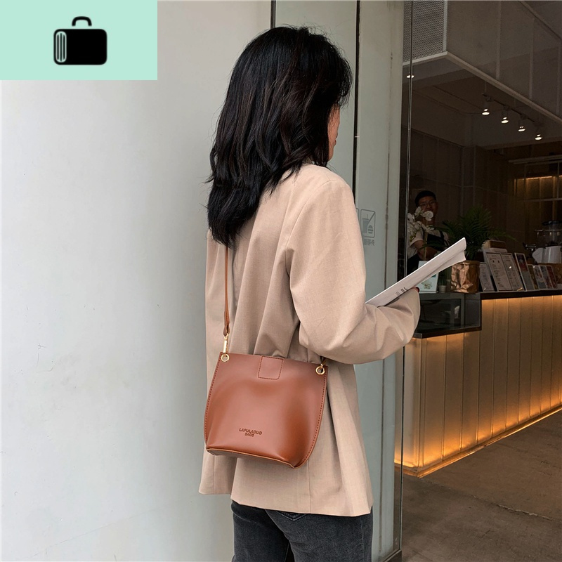 复古休闲包包女2019新款韩版秋冬单肩水桶包宽带斜挎包女百搭insNEW LAKE女士单肩包