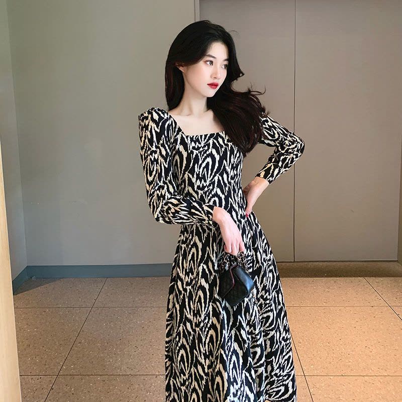 美动态大码女装碎花连衣裙2022春季胖mm法式复古赫本风方领长裙图片