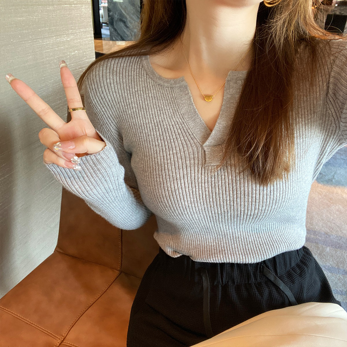 [2.5折价56元]唐狮秋冬新款女V领净色修身长袖打底衫简约百搭时髦韩版潮流