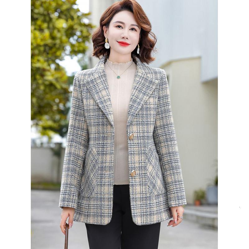 中年女装时尚西装2023新款妈妈春秋装格子短外套中老年女减龄毛呢