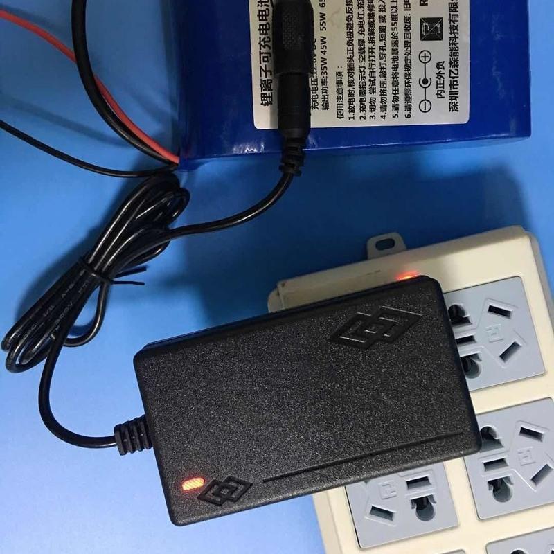 带风扇12.6V5A6A锂电池充电器12V锂电瓶3A 4A聚合物18650电池组用 12.6V2A 不带风扇