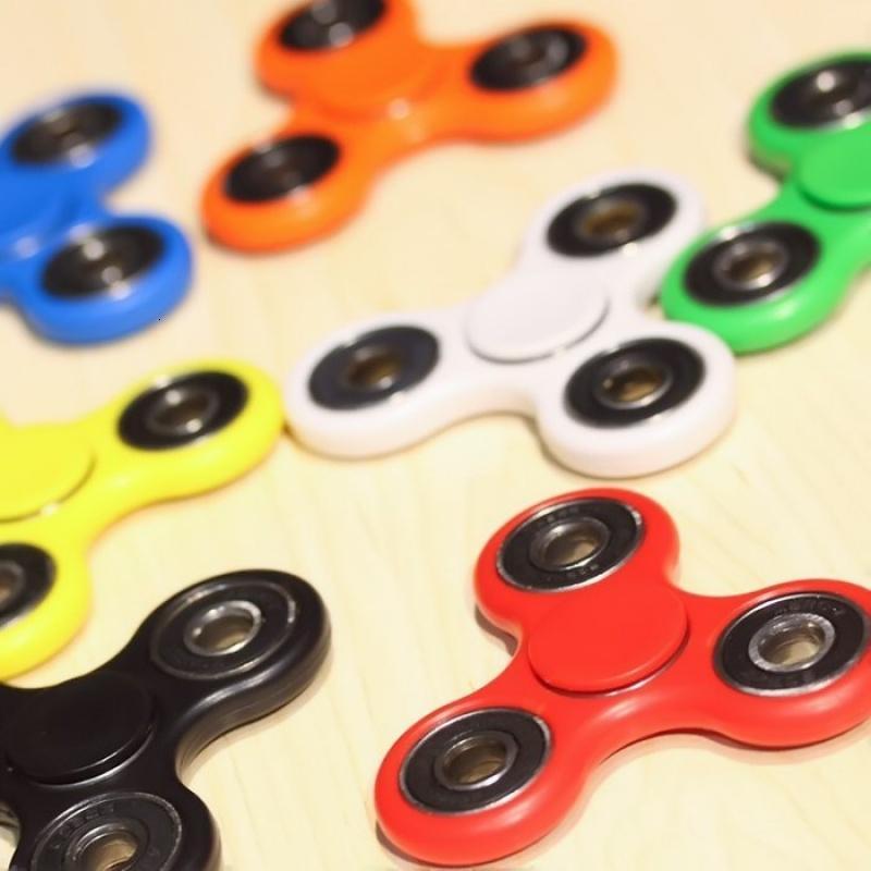 塑料指尖陀螺彩色手指陀螺儿童成人减压小玩具金属环三叶旋转陀